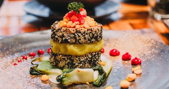 Plato gourmet con presentación artística
